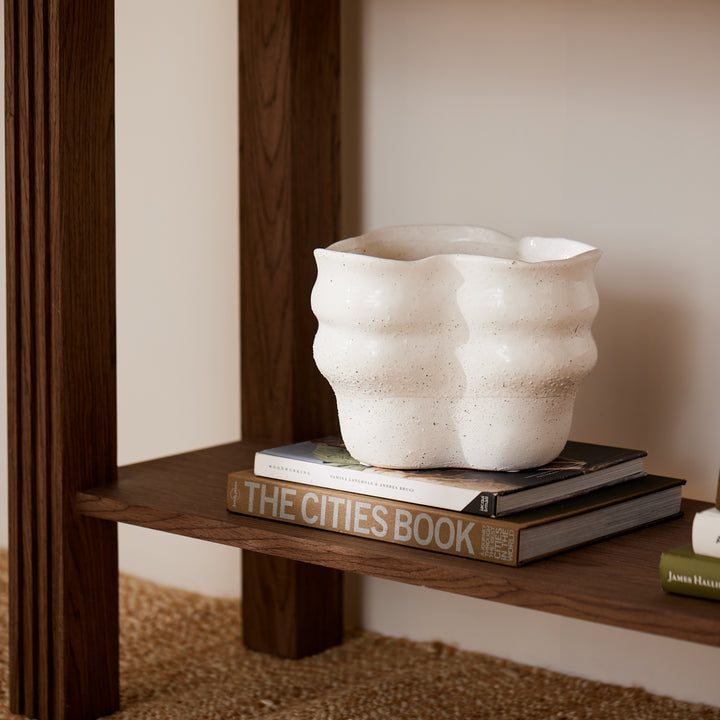 August Wavy Cream Planter