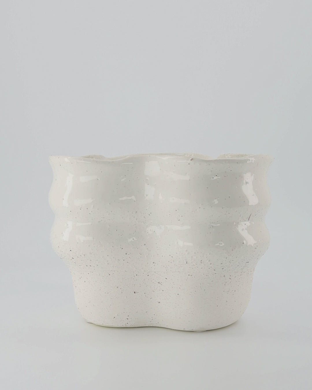 August Wavy Cream Planter