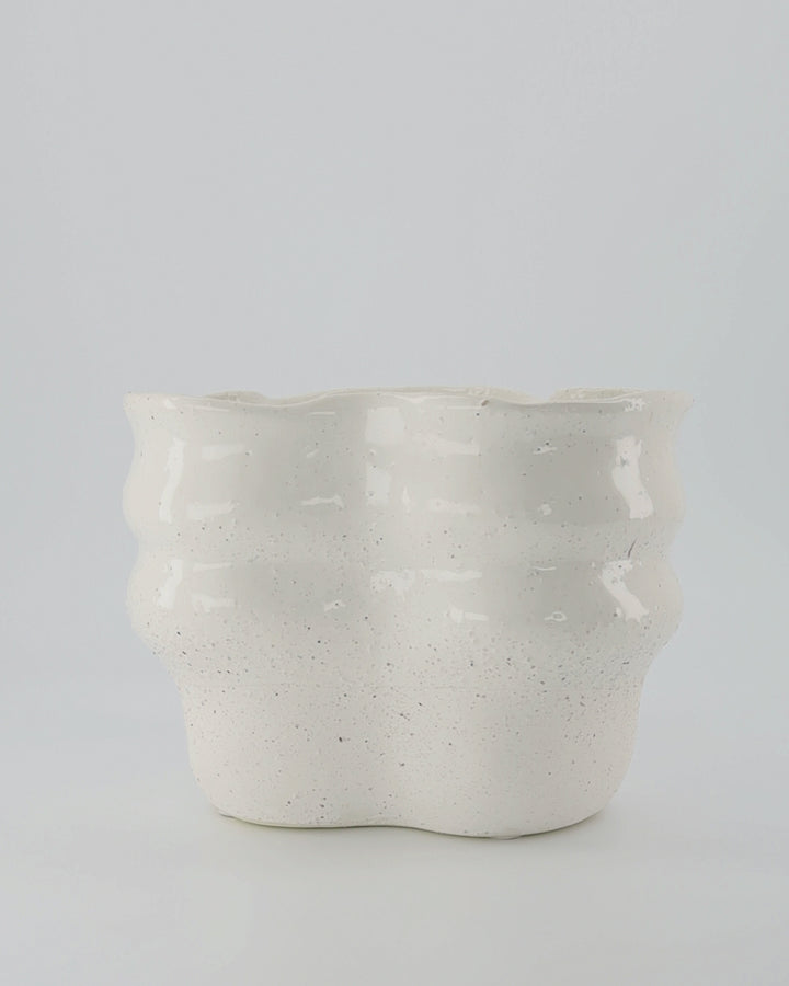 August Wavy Cream Planter